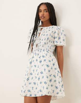Glamorous - Kleid in Blau geblümt mit Schleife und Puffärmeln-Bunt