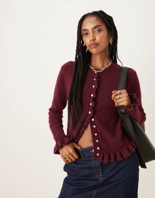 Glamorous - Knapp geschnittene Strickjacke in Burgunderrot mit Knopfleiste und Rüschen