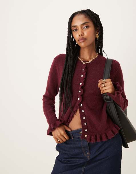 Glamorous – Knapp geschnittene Strickjacke in Burgunderrot mit Knopfleiste und Rüschen - view 1