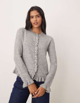 Glamorous - Knapp geschnittene Strickjacke in Grau mit Knopfleiste und Rüschen