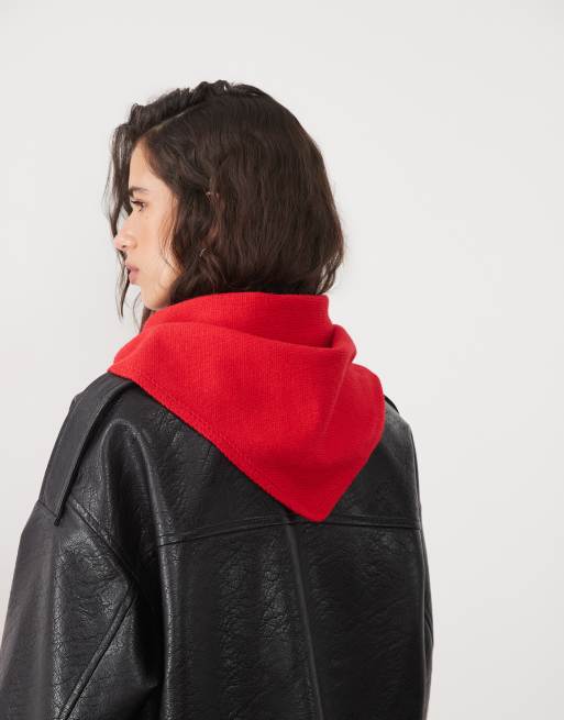 Glamorous knitted triangle scarf in red, 3 of 3