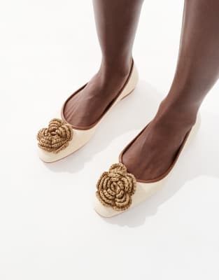 Glamorous – Kremowe płaskie buty z plecionym kwiatem - view 1