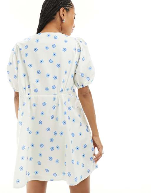 Glamorous – Kurzes Hängerkleid mit blauem Blümchenmuster und Schleifenschnürung am Rücken, 2 von 4