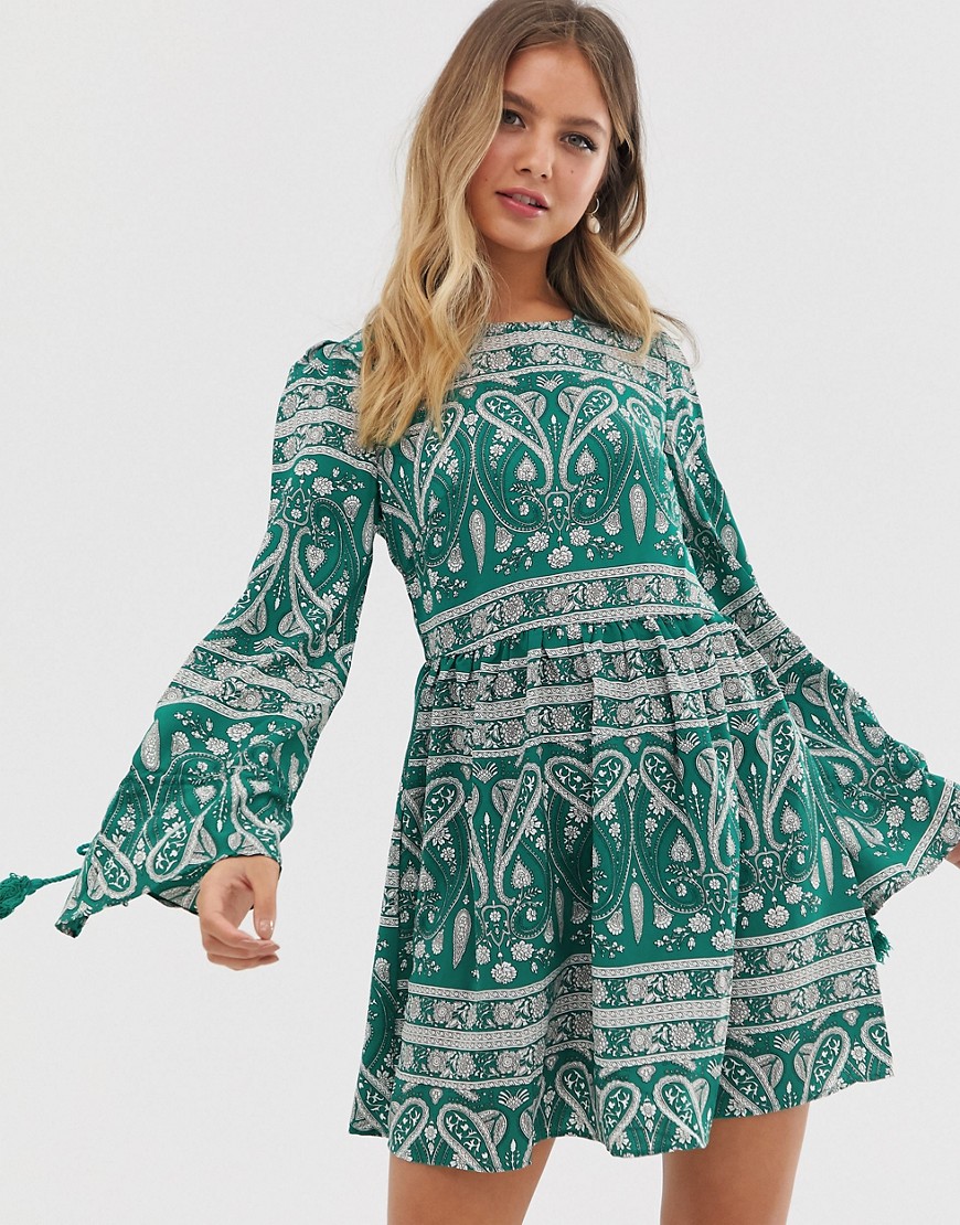 Glamorous – Långärmad skaterklänning med paisleymönster-Flerfärgad
