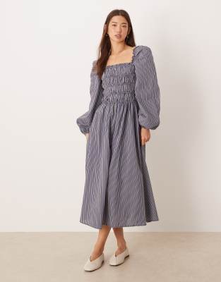 Glamorous - Langärmliges, gerafftes Maxikleid in Braun-Marineblau gestreift-Bunt