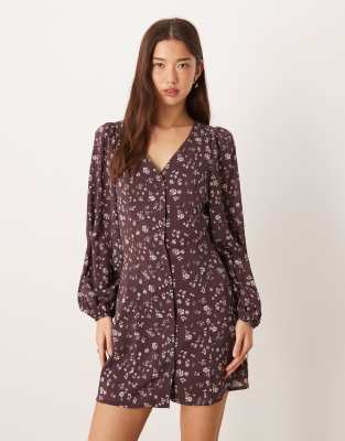 Glamorous - Langärmliges Mini-T-Shirtkleid in Braun mit Blümchenmuster und Schnürung vorn-Bunt