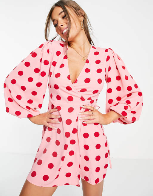 Glamorous – Langärmliges Mini-Wickelkleid in Rosa mit rotem Punktemuster
