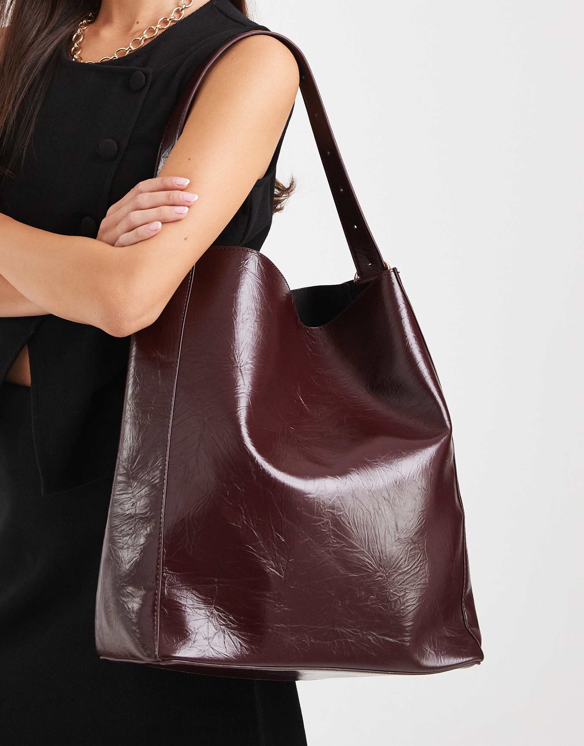 glamorous large slouchy shoulder bag in high shine burgundy
