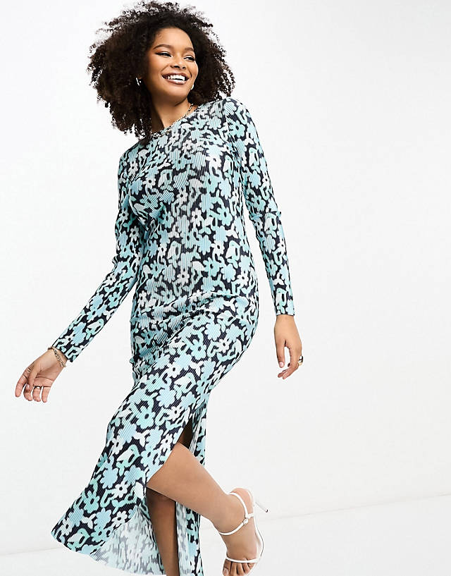 Glamorous - long sleeve maxi dress in blue floral plisse