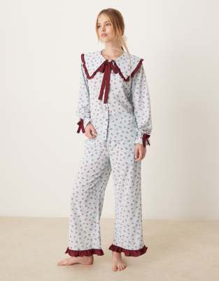 long sleeve top and bottoms pajama set in blue floral