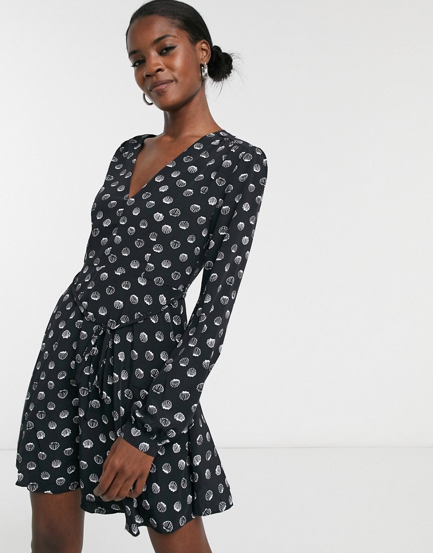Glamorous Long Sleeve V-neck Tea Dress In Shell Print-black