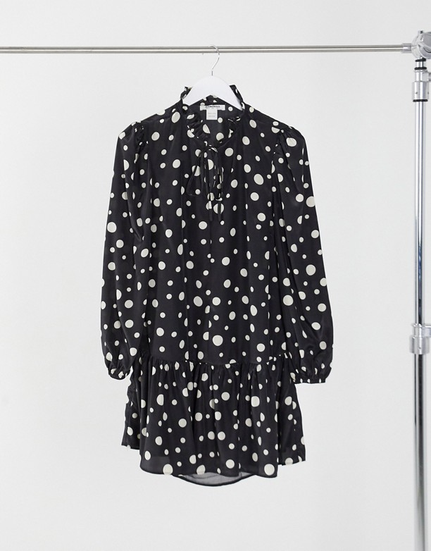 Glamorous – Luźna sukienka mini w kropki z wiązaniem pod szyją i falbanką u dołu Kremowe kropki na czarnym tle W Górę w Całości 