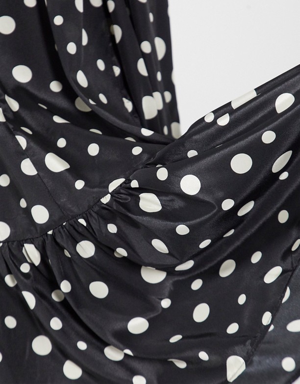 Glamorous – Luźna sukienka mini w kropki z wiązaniem pod szyją i falbanką u dołu Kremowe kropki na czarnym tle W Górę w Całości 