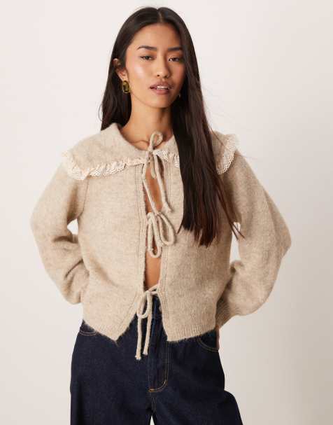 Glamorous - Lys beige cardigan med bindebånd foran og flæsekrave - view 1