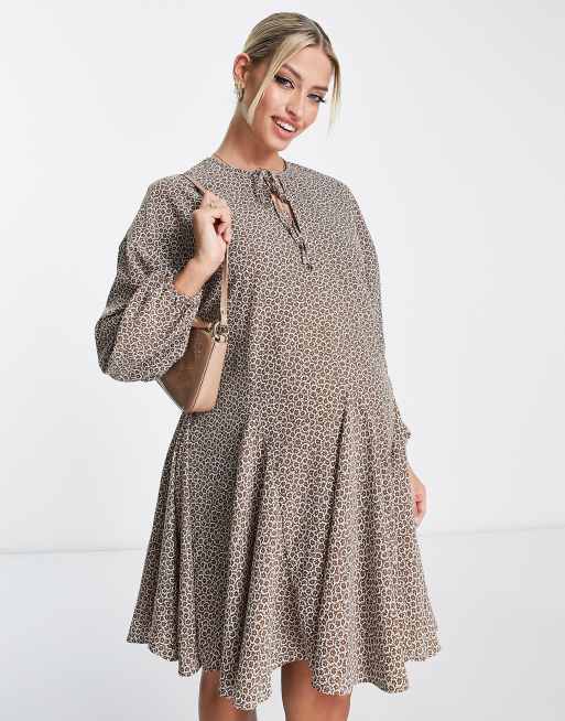 Glamorous Maternity - Aangerimpelde mini swingjurk met gestrikte hals in bruine bloemenprint, 3 van 4