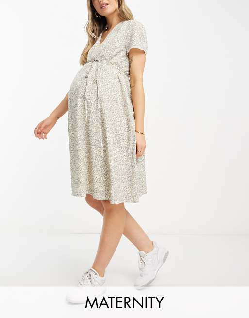 Glamorous Maternity – Kremowa sukienka mini w wiosenny kwiatowy wzór z dekoltem w szpic i wiązaniem w talii