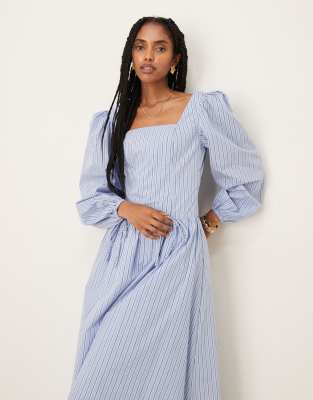 Glamorous - Maxikleid in Blau gestreift mit Puffärmeln und eckigem Ausschnitt