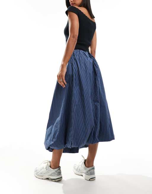 Glamorous – Maxirock in Marineblau mit Ballonsaum und schwarzen Streifen, 3 von 5