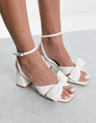 Glamorous mid heel sandals with bow in white