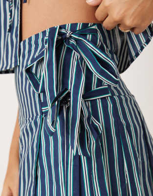 GLAMOROUS MIDAXI KILT WITH SIDE TIES 