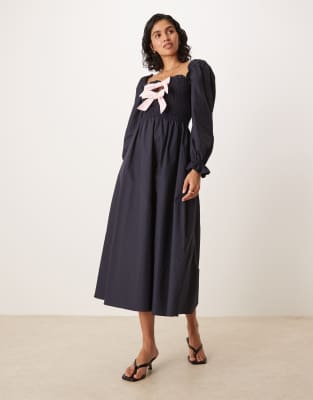 Glamorous - Midikleid in Marineblau mit Puffärmeln und Schleifen auf der Vorderseite
