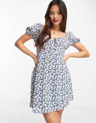 Thumbnail - Glamorous - Mini-Freizeitkleid im Milchmädchen-Stil mit Gänseblümchenmuster in Blau-Bunt