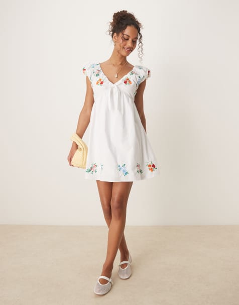Glamorous – Mini-Hängerkleid in Weiß mit Blumenstickerei - view 1