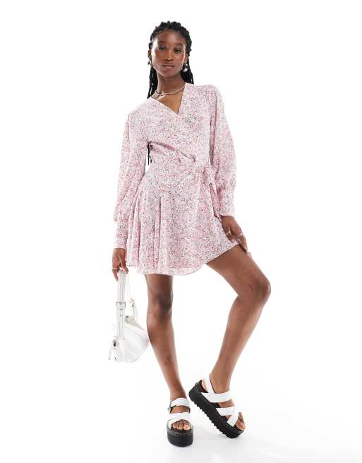 Glamorous – Mini-Wickelkleid in Rosa geblümt mit Rüschen