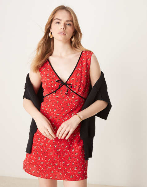 Glamorous – Minikleid in Rot mit Blümchenmuster, V-Ausschnitt und Schleife - view 1