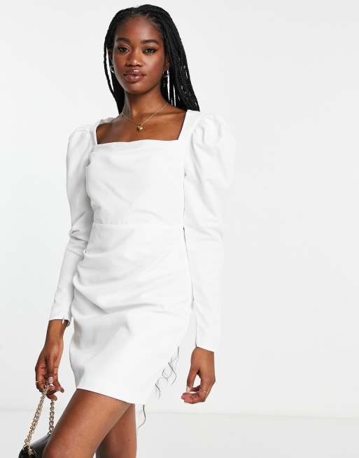 Glamorous – Minikleid in Weiß mit Puffärmeln und Raffung