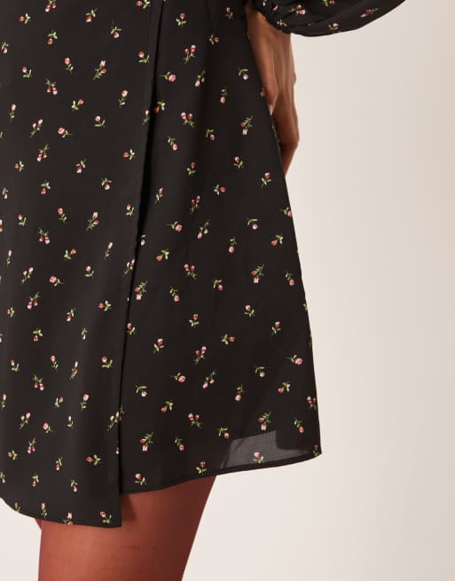 Glamorous – Minikleid mit Puffärmeln im Stil der 70er, V-Ausschnitt und mehrfarbigem Blumenmuster, 4 von 4