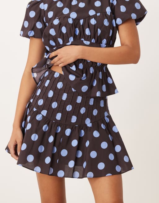 Glamorous – Minirock in Braun mit blauen Polka Dots, Biesen und tiefer Taille, Kombiteil, 5 von 5