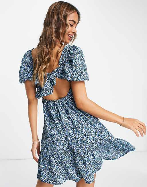 Glamorous – Niebieska sukienka mini typu milkmaid w czarny kwiatowy wzór z wiązaniem na plecach