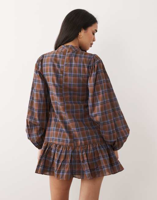 Glamorous – Niebiesko-brązowa sukienka mini w kratę z bufkami i zabudowanym dekoltem, 4 z 4