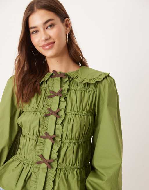 Glamorous – Olivgrön, smockad blus med bruna rosetter, 2 av 4