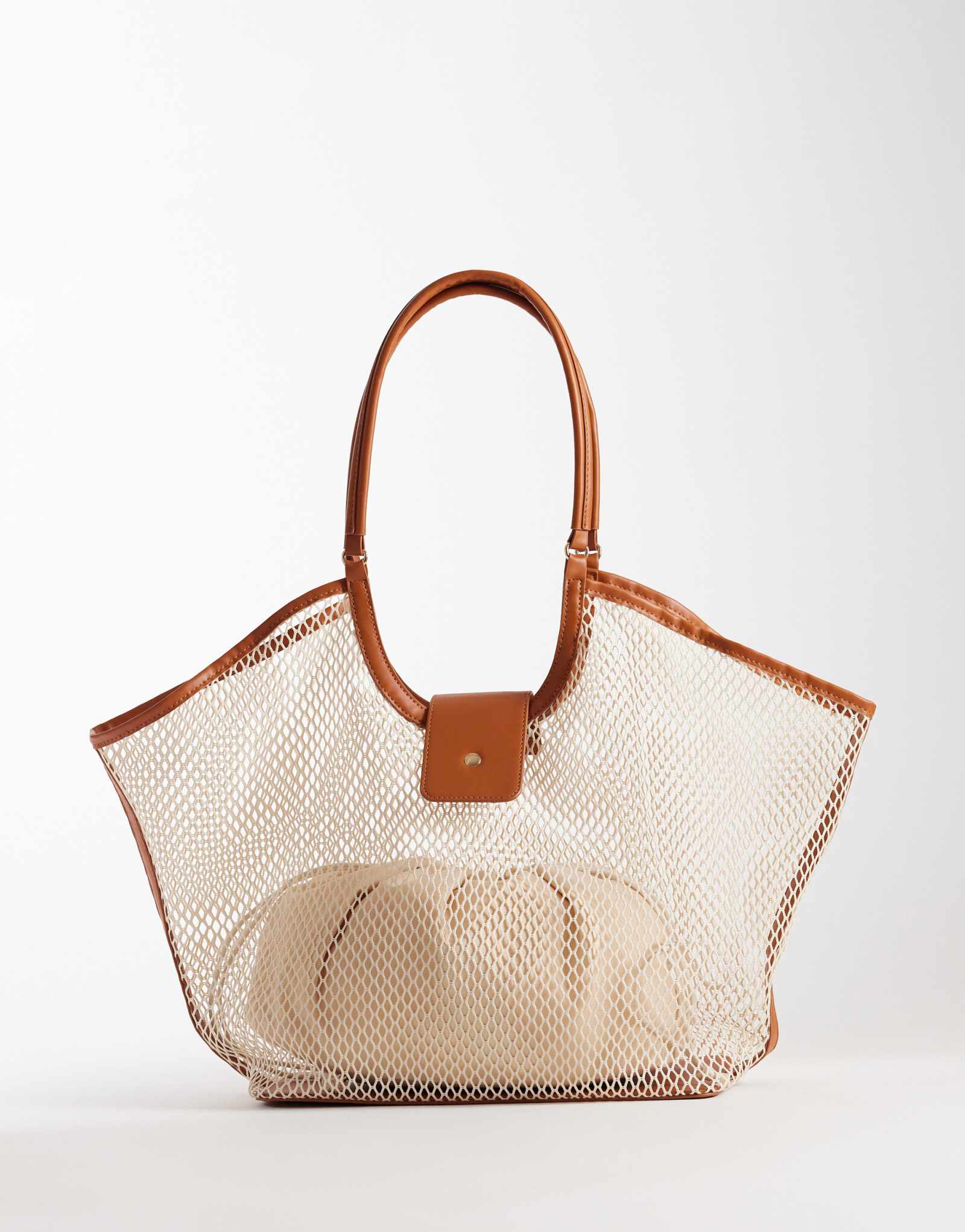 Гламурная объемная сумка-тоут из рафии с отделкой из искусственной кожи нейтрального кремового цвета