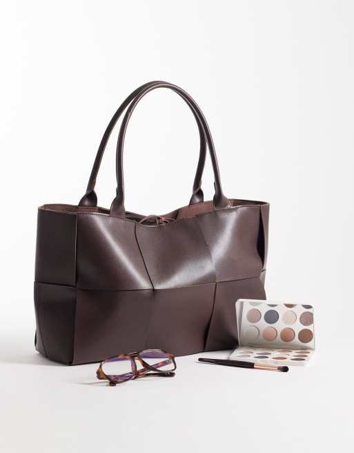 Glamorous oversized woven tote in dark brown, 2 of 4