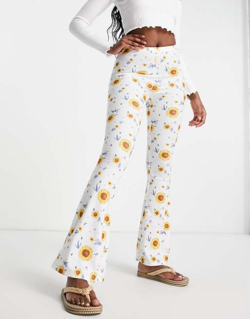 Glamorous - Pantaloni a zampa con vita alta e stampa di girasoli a coste in coordinato