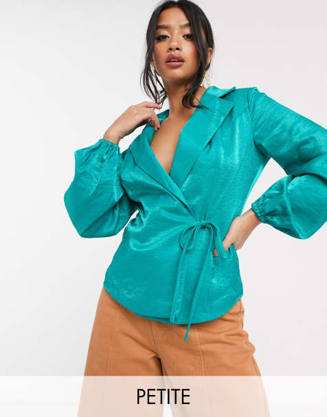 Glamorous Petite - Blouse ajustée nouée sur l'avant en satin de luxe