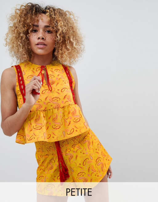 Glamorous Petite - Combi-set van folklore top en short met bandjes voorzien van kwastjes in patchworkprint, 2 van 3