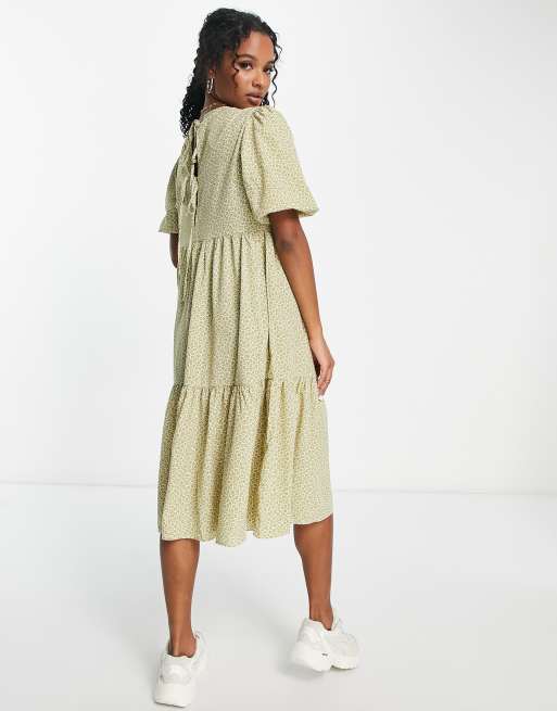 Glamorous Petite – Gestuftes Midi-Hängerkleid mit olivgrünem Blumenmuster und Rückenschnürung, 2 von 4