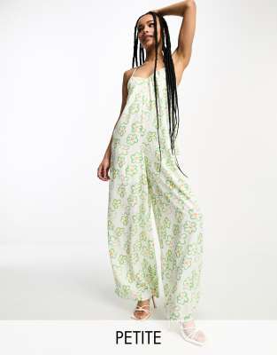 Glamorous Petite lace back strappy smock jumpsuit in green floral-White φωτογραφία