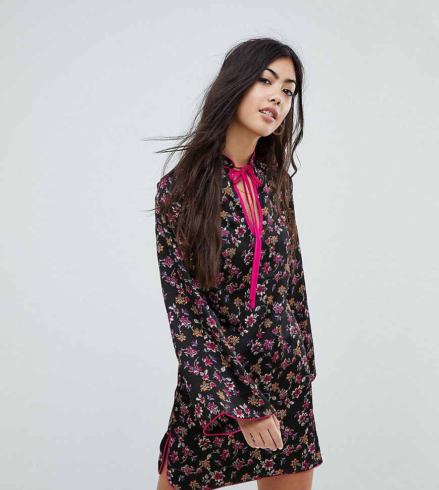Glamorous Petite - Långärmad shiftklänning med hög krage i blommigt mönster-Svart