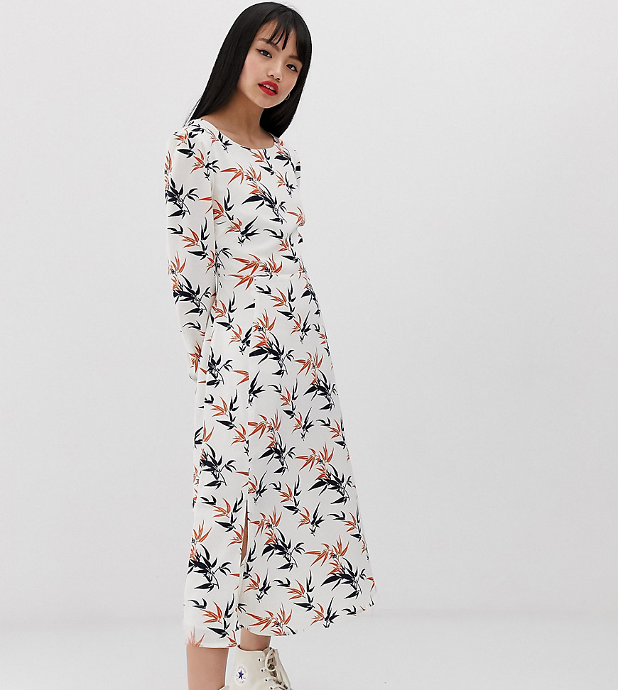 Glamorous Petite – Palmmönstrad tea-klänning i midimodell-Gräddvit