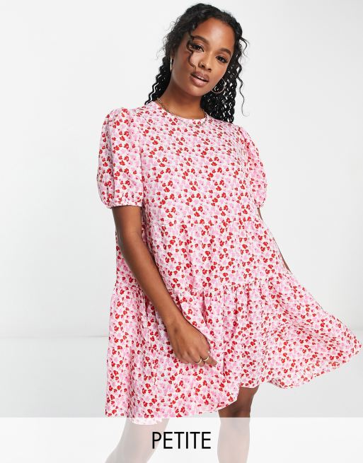 Glamorous Petite - Robe babydoll courte à volants étagés et petites fleurs - Rose