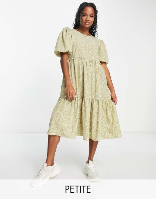 Glamorous Petite - Robe babydoll mi-longue à imprimé fleuri avec volants étagés et lien noué au dos - Vert olive