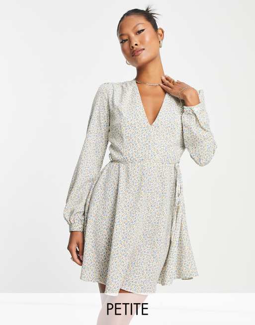 Glamorous Petite – Schwingendes Minikleid mit V-Ausschnitt und Vintage-Blümchenmuster