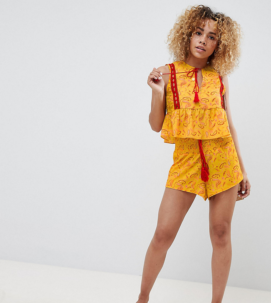 Glamorous Petite – Shorts med patchworkdesign i en avslappnad passform med tofsprydda band, del av set-Gul