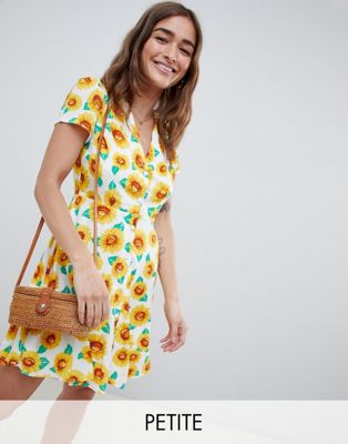 Glamorous Petite – Tea-klänning i solros-mönster med knappar-Vit