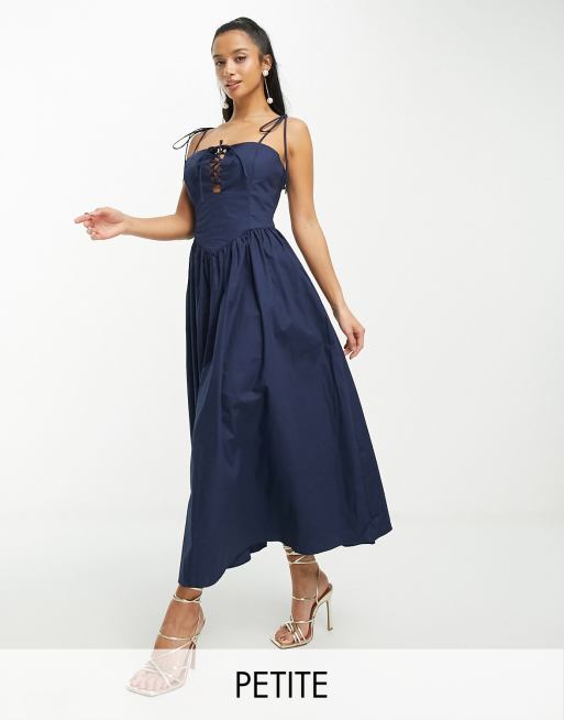 Glamorous Petite - Vestito grembiule midi blu navy allacciato sul davanti con spalline sottili